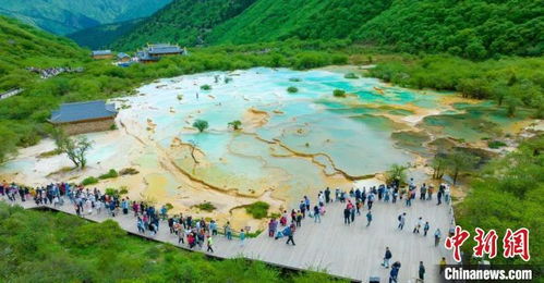 四川黃龍景區(qū)單日游客接待量達(dá)到最大承載量2.5萬(wàn)人次